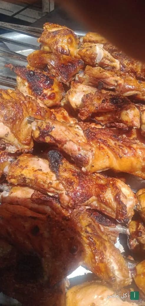 قطع دجاج مشوي على السيخ في مطعم الطاهر بفيصل، الجيزة.