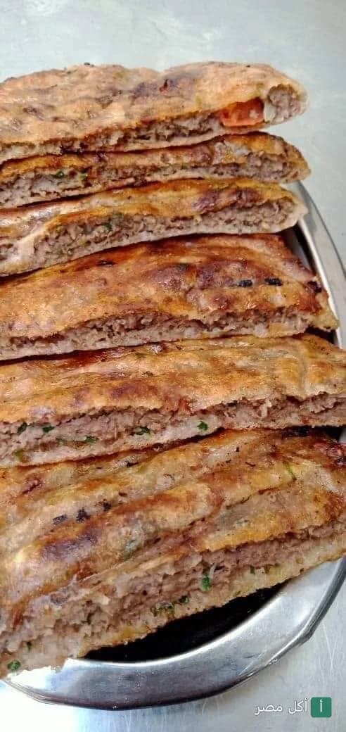 شرائح حواوشي طازجة ومحمرة في مطعم الطاهر بفيصل، الجيزة.