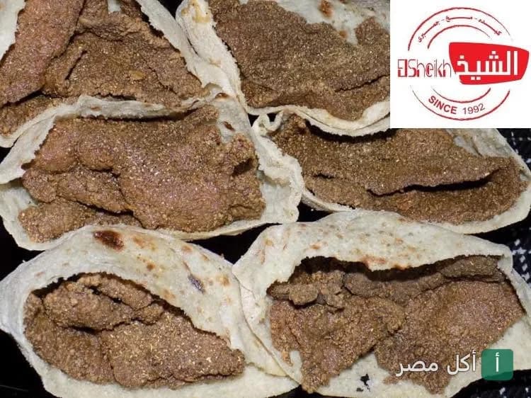 ساندوتشات كبدة في خبز بلدي من مطعم الشيخ في جزيرة الدهب بالجيزة.