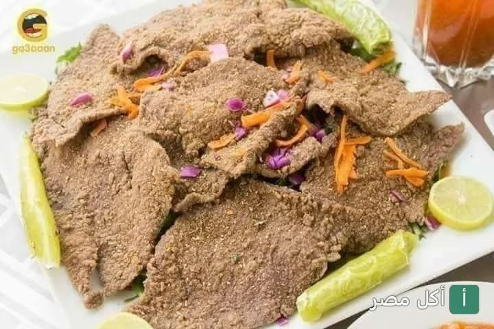طبق كبدة بانيه مقلية ومزينة بالليمون والخضروات في مطعم الشرقاوي بساقية مكي بالجيزة.