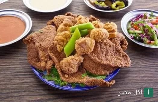 طبق بانيه ومقليات متنوعة في مطعم الشرقاوي بساقية مكي في الجيزة.