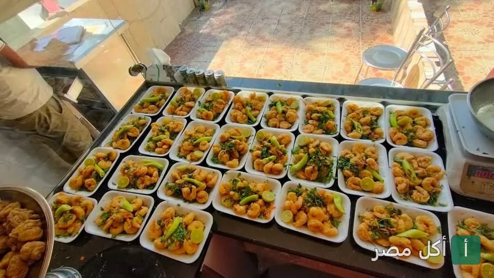 أطباق جمبري جاهزة للتقديم في مطعم الشرقاوي بساقية مكي في الجيزة.