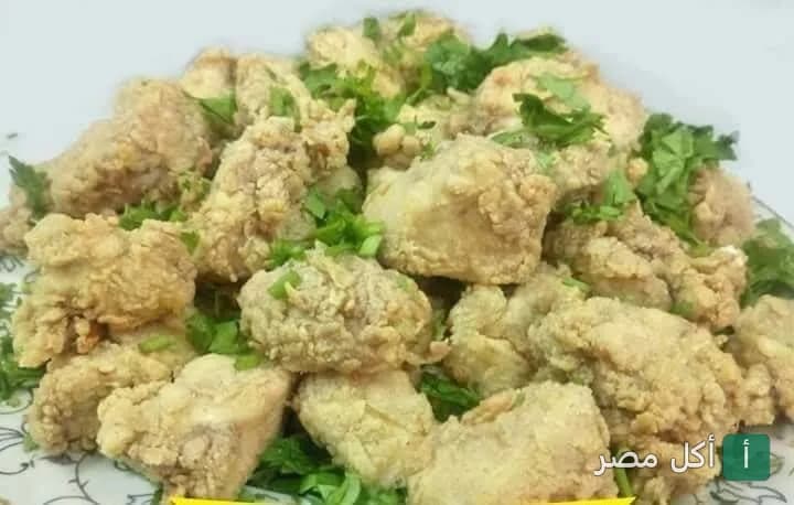 طبق قطع دجاج مقلية مقرمشة مزينة بالبقدونس في مطعم الشرقاوي بالجيزة.