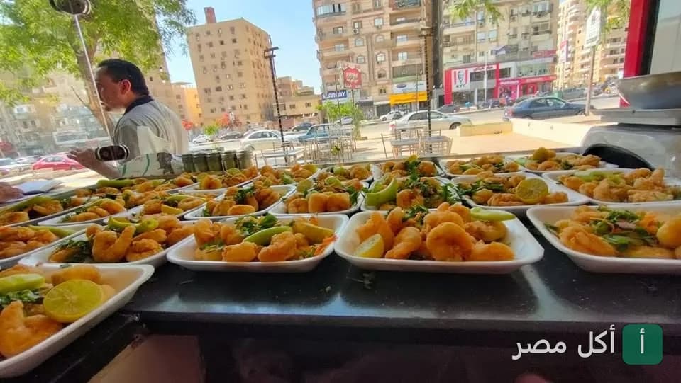 أطباق جمبري مقلي جاهزة للتقديم في مطعم الشرقاوي بساقية مكي في الجيزة.