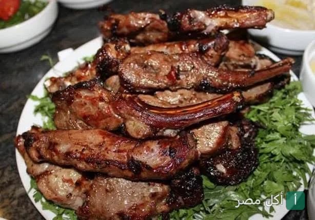 طبق ريش ضاني مشوية على بقدونس في مطعم هالو بالجيزة