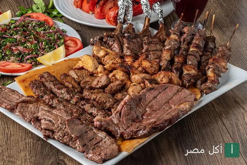 طبق مشويات مشكل يضم كباب وكفتة وريش في مطعم هالو بالجيزة.