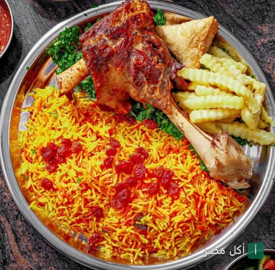 طبق أرز بسمتي بالزبيب مع موزة ضاني وبطاطس محمرة في مطعم هالو بالجيزة