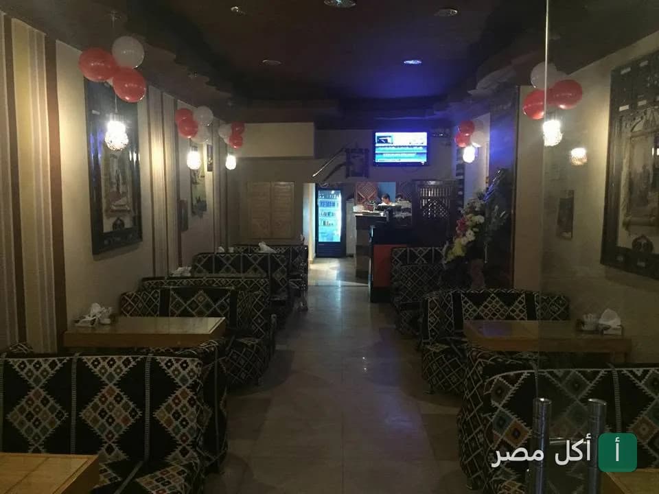 قاعة الجلوس الداخلية في مطعم وكافيه اركان بالدقي، تتميز بديكورات شرقية وأرائك مريحة.