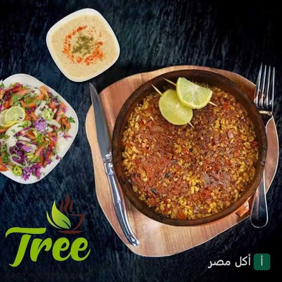 طاجن أرز معمر في تري كافيه بالعمرانية، الجيزة، يقدم مع سلطة وطحينة.