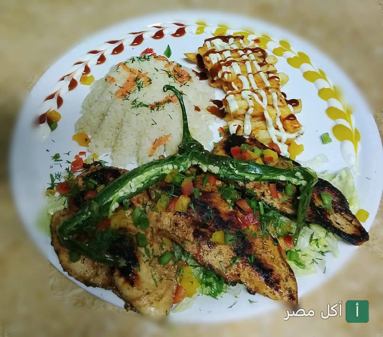 طبق دجاج مشوي مع أرز وبطاطس مقلية مزين بالفلفل الأخضر في تري كافيه بالعمرانية، الجيزة.
