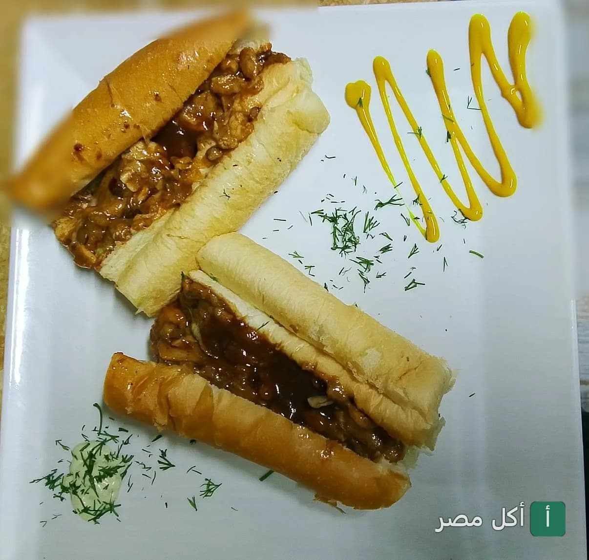 ساندوتشات فينو محشوة بقطع الدجاج أو اللحم في تري كافيه بالعمرانية، الجيزة.