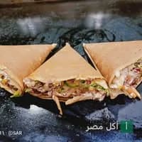 ثلاث قطع كريب محشوة ومحضرة على الصاج في مطعم كريب أفندينا بفيصل، الجيزة.