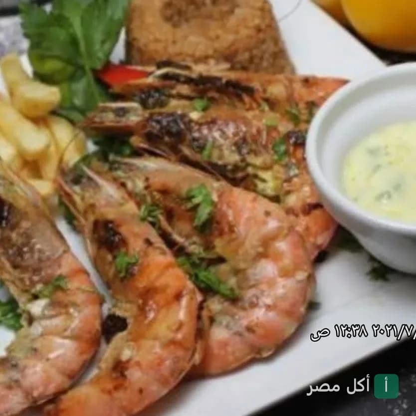 طبق جمبري مشوي مع أرز وبطاطس مقلية في مطعم الدار بالجيزة