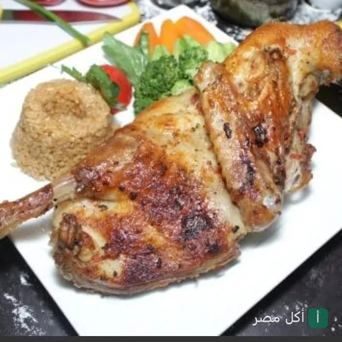 طبق دجاج مشوي مع أرز وخضروات من مطعم الدار في الجيزة