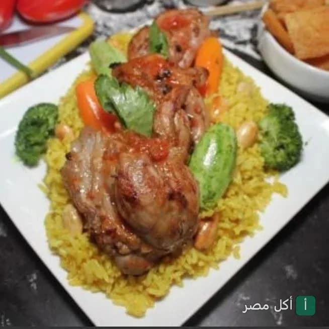 طبق أرز أصفر مع قطع دجاج مشوي وخضروات في مطعم الدار بالجيزة