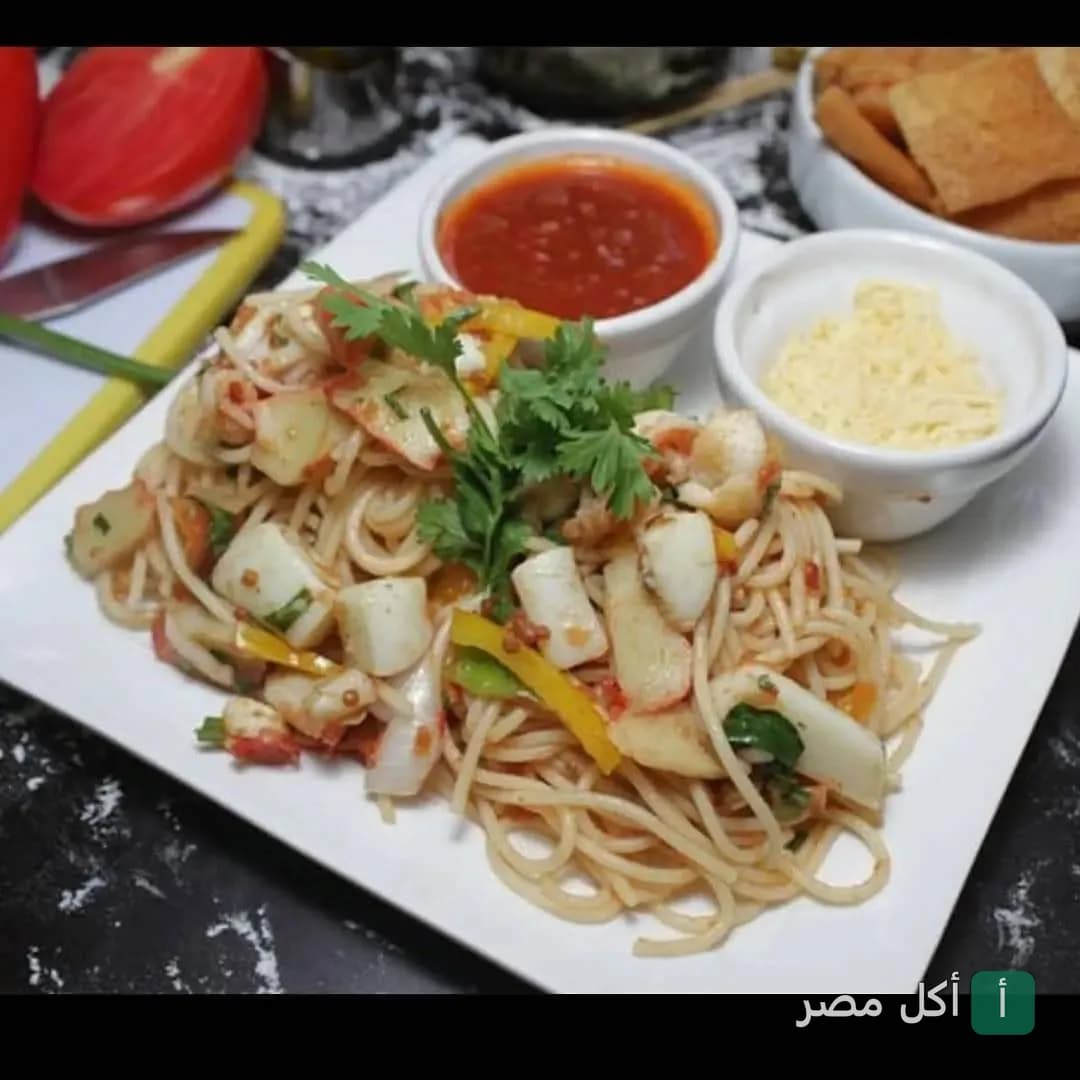 طبق مكرونة مع قطع السي فود والخضروات في مطعم الدار بالجيزة.