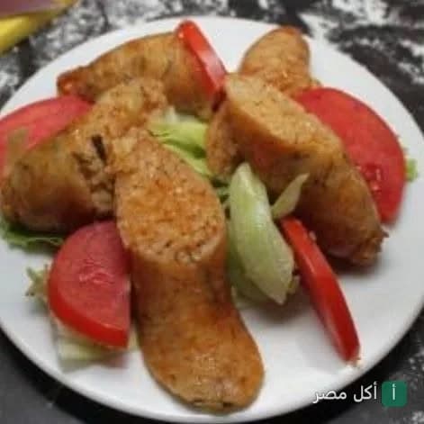 طبق ممبار محمر مع شرائح الطماطم والخس في مطعم الدار بالجيزة