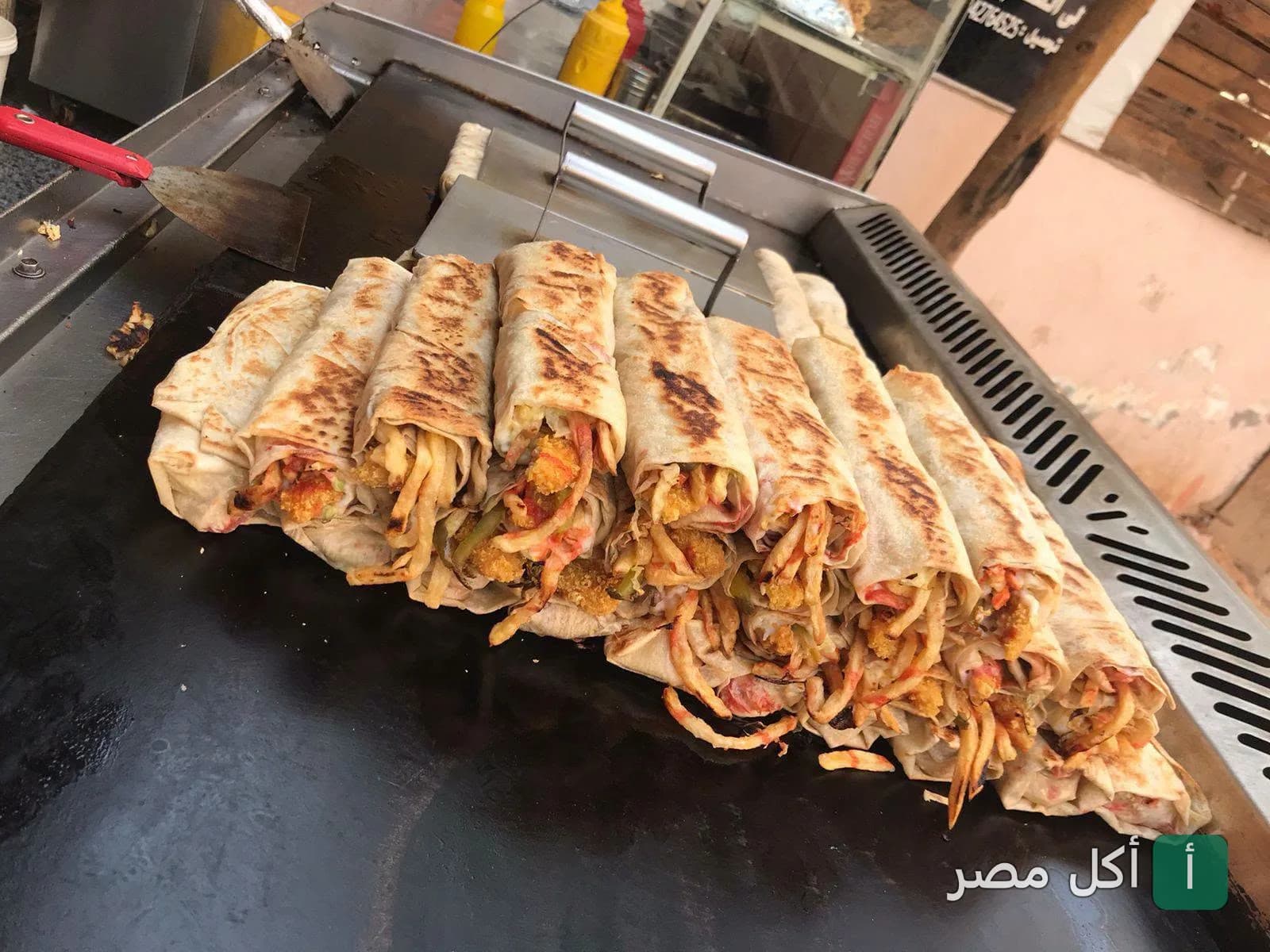 ساندوتشات شاورما سورية محمرة على الجريل في مطعم والي الشام بالجيزة