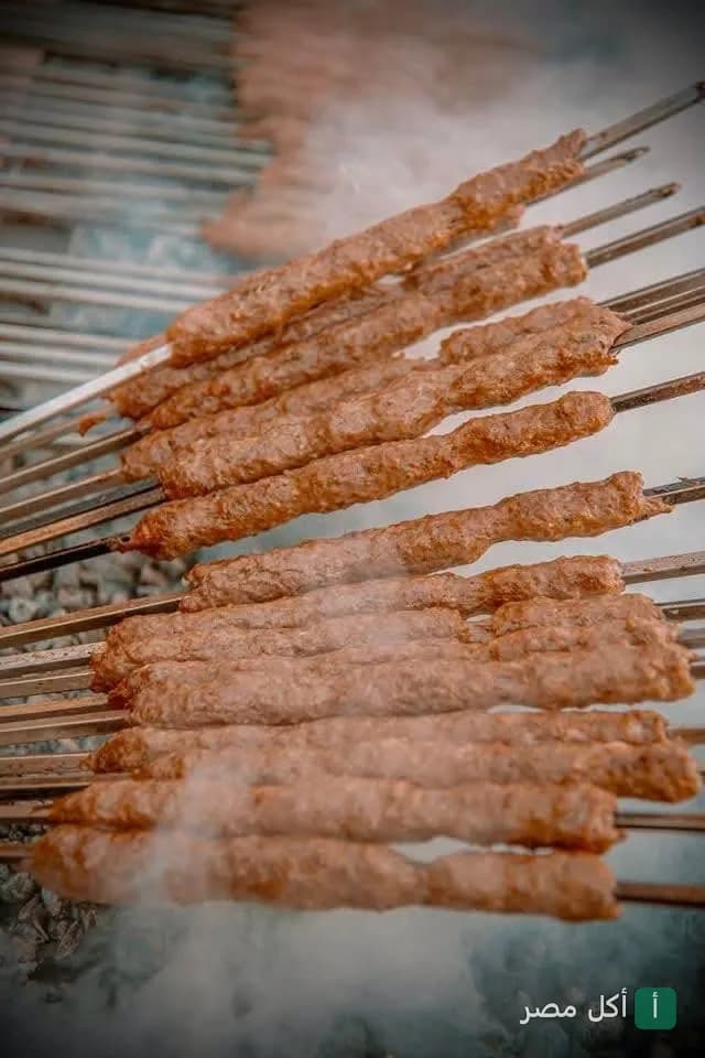 أسياخ كفتة مشوية على الفحم في مطعم أبو خضرة بالحوامدية.
