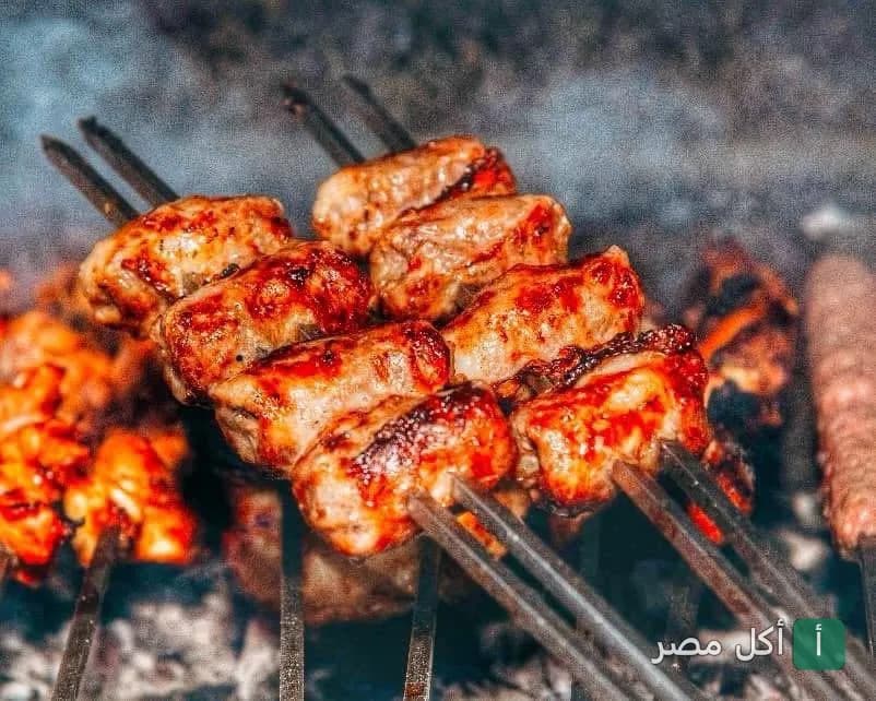 أسياخ كباب مشوي على الفحم في مطعم أبو خضرة بالحوامدية، الجيزة.