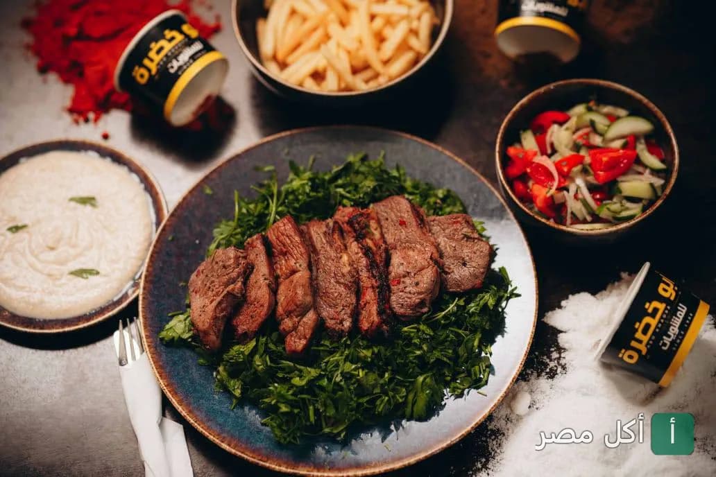 طبق مشاوي مشكلة مع بقدونس وسلطة وطحينة وبطاطس في مطعم أبو خضرة بالحوامدية