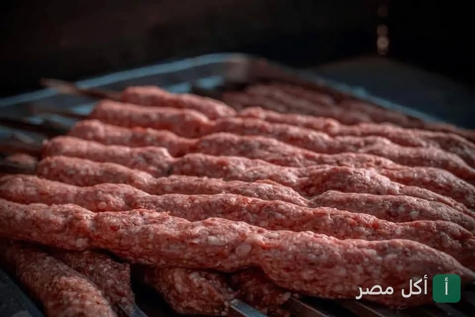 أسياخ كفتة طازجة نيئة جاهزة للشوي في مطعم أبو خضرة بالحوامدية، الجيزة.