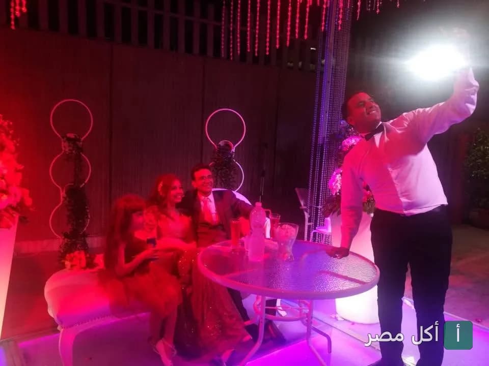 نادل يصور عائلة في مطعم سما لبنان بالجيزة