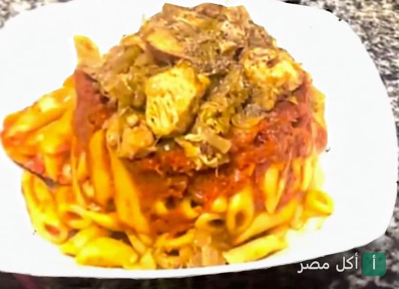 طبق مكرونة بصلصة الطماطم وقطع الدجاج من مطعم كشري الحوت في إمبابة