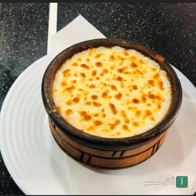 طاجن شرقي مغطى بطبقة من الجبن الذائب في مطعم كشري الحوت بإمبابة.