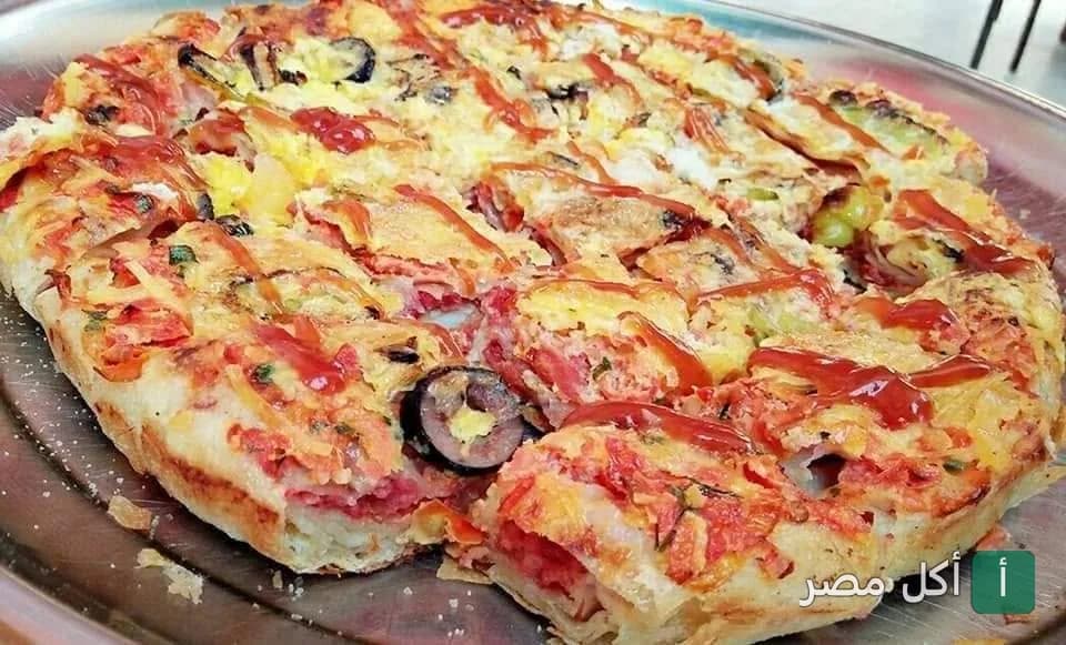 فطيرة شرقي مقطعة بالخضار والزيتون في مطعم فطيرة بإمبابة