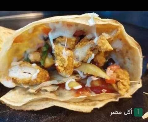 فطيرة دجاج مقرمش مع جبنة سايحة من مطعم فطيرة في المنيرة بإمبابة.