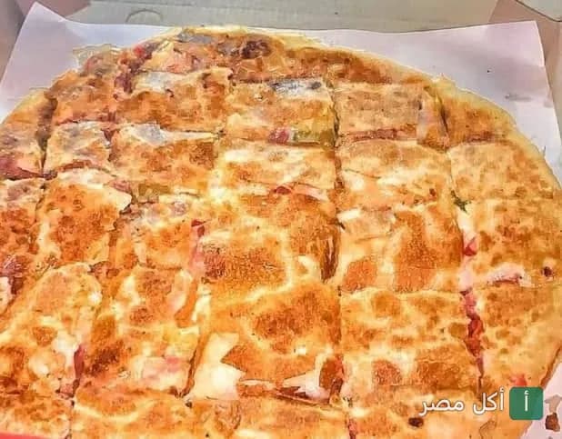 فطيرة شرقي مقطعة مربعات في علبة كرتون من مطعم فطيرة في إمبابة.