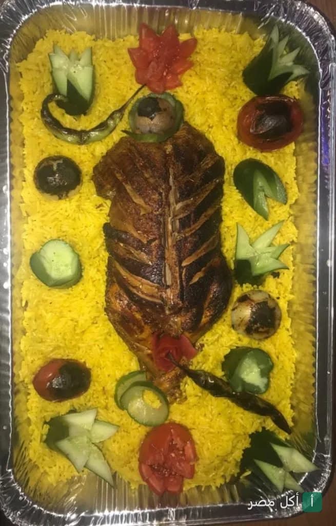 وجبة دجاج مشوي مع أرز أصفر مزينة بالخضروات في مطعم حضرموت شارع النصر بإمبابة.