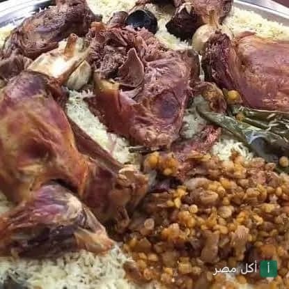 طبق لحم ضاني مطهو على الطريقة الحضرمية مع الأرز في مطعم حضرموت شارع النصر بإمبابة.