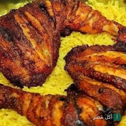 دجاج مشوي على الطريقة الحضرمية مع أرز أصفر في مطعم حضرموت شارع النصر بإمبابة.