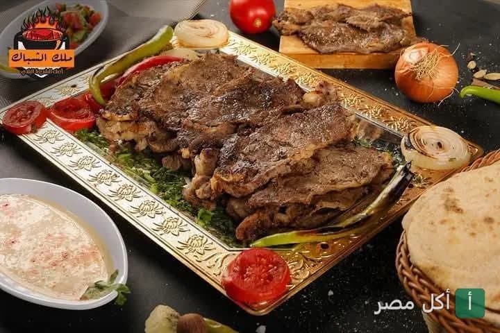طبق مشويات متنوع من مطعم ملك الشباك في وراق العرب بإمبابة مع الخضروات والخبز البلدي.
