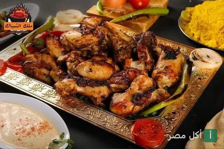 طبق مشويات متنوع من مطعم ملك الشباك في وراق العرب بإمبابة مع سلطة طحينة وأرز أصفر.