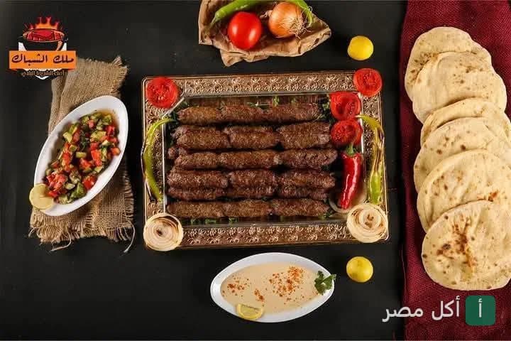 طبق كفتة مشوية يقدم مع سلطة خضراء وطحينة وخبز بلدي في مطعم مشويات ملك الشباك بإمبابة.