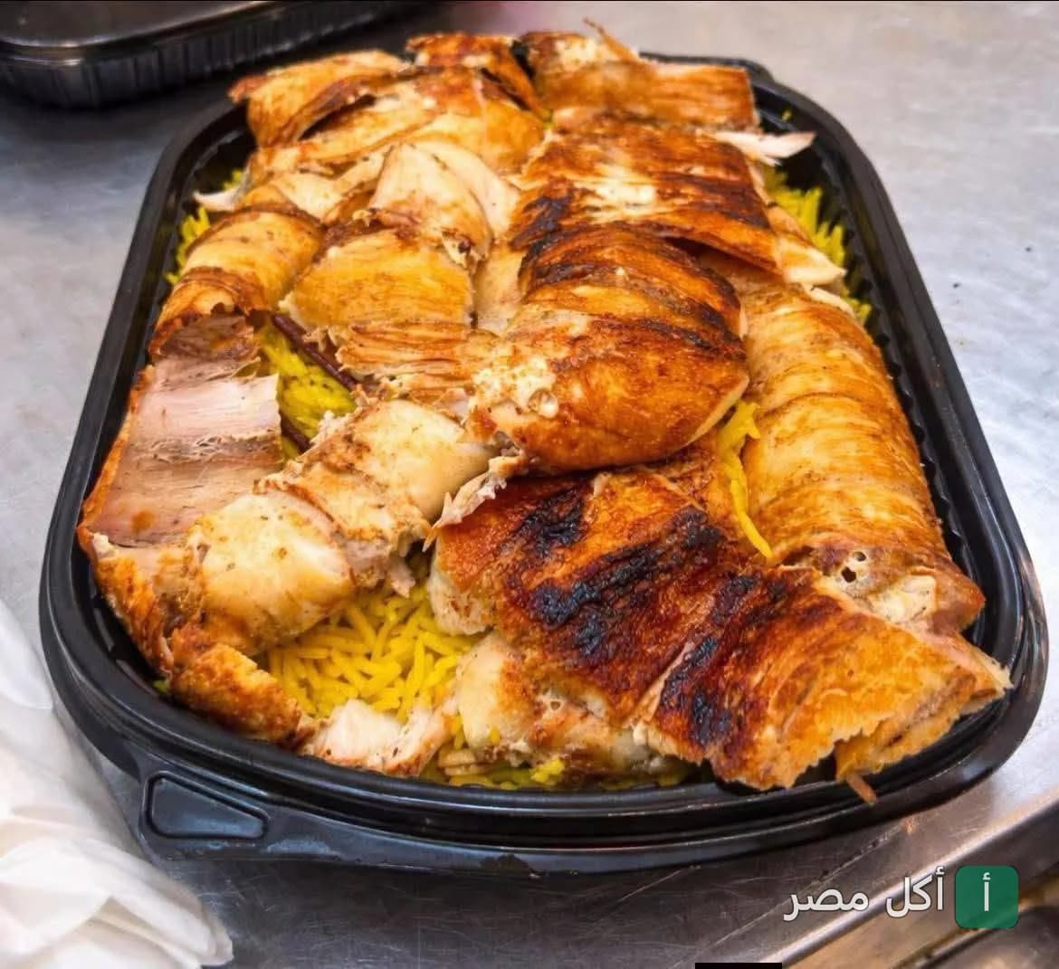وجبة شاورما دجاج سوري مع أرز أصفر في مطعم ملك الشام بالمنيرة، إمبابة.