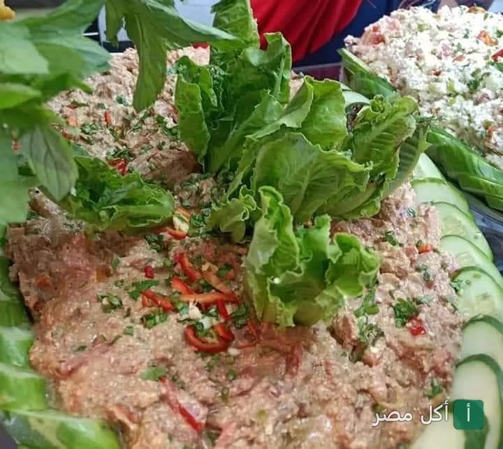 طبق فول مدمس مزين بالخس والخيار في مطعم فول وفلافل البرنس بالوراق