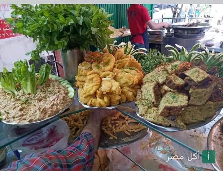 أطباق فول وفلافل طازجة في مطعم البرنس بالوراق، إمبابة.
