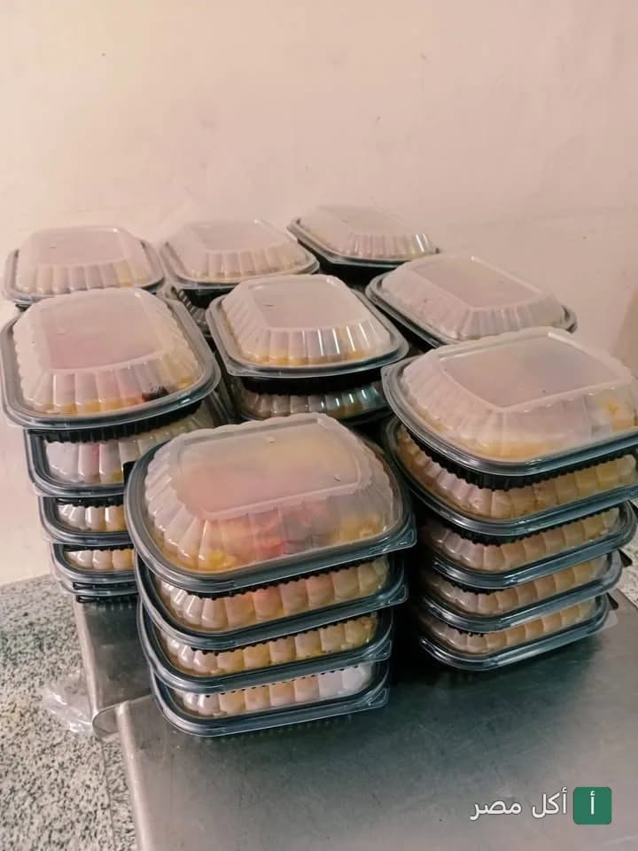 طلبات مشويات جاهزة في علب بلاستيكية مغلقة من كبابجي سرور بإمبابة.