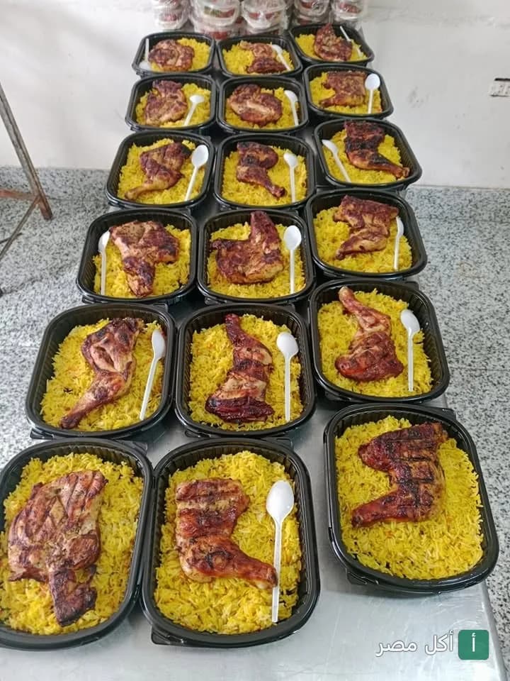 وجبات دجاج مشوي مع أرز أصفر في علب بلاستيكية جاهزة للتقديم من كبابجي سرور في إمبابة.
