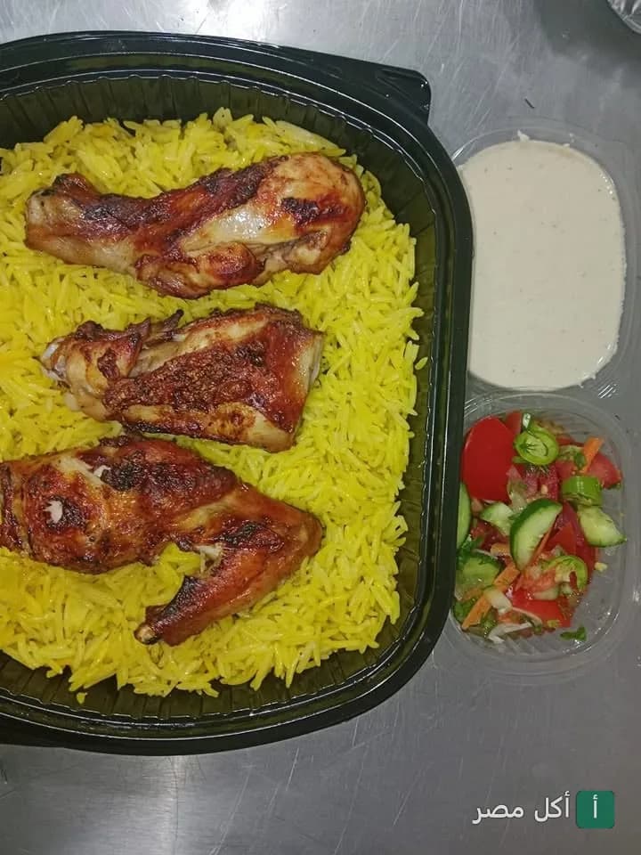 وجبة دجاج مشوي مع أرز أصفر وسلطة وطحينة من كبابجي سرور في إمبابة.