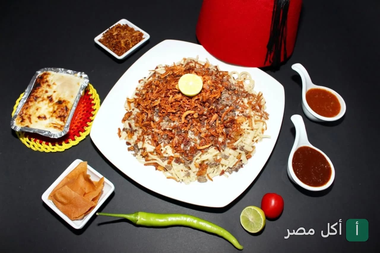 طبق كشري مصري مع صلصة وشطة وطربوش أحمر في مطعم كشري الباشا بإمبابة