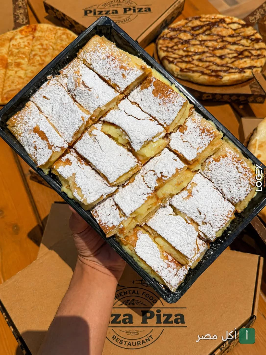 طبق فطير حلو مقطع ومغطى بالسكر البودرة من مطعم بيتزا بيزا في المنيرة بإمبابة.