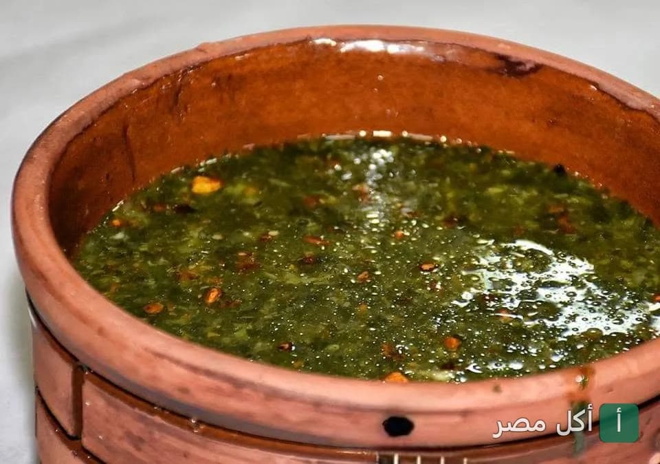 طاجن ملوخية مصري ساخن في مطعم الإخلاص فتحي بإمبابة.