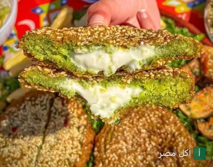 طعمية محشية جبنة بالسمسم من مطعم الطيبين في إمبابة