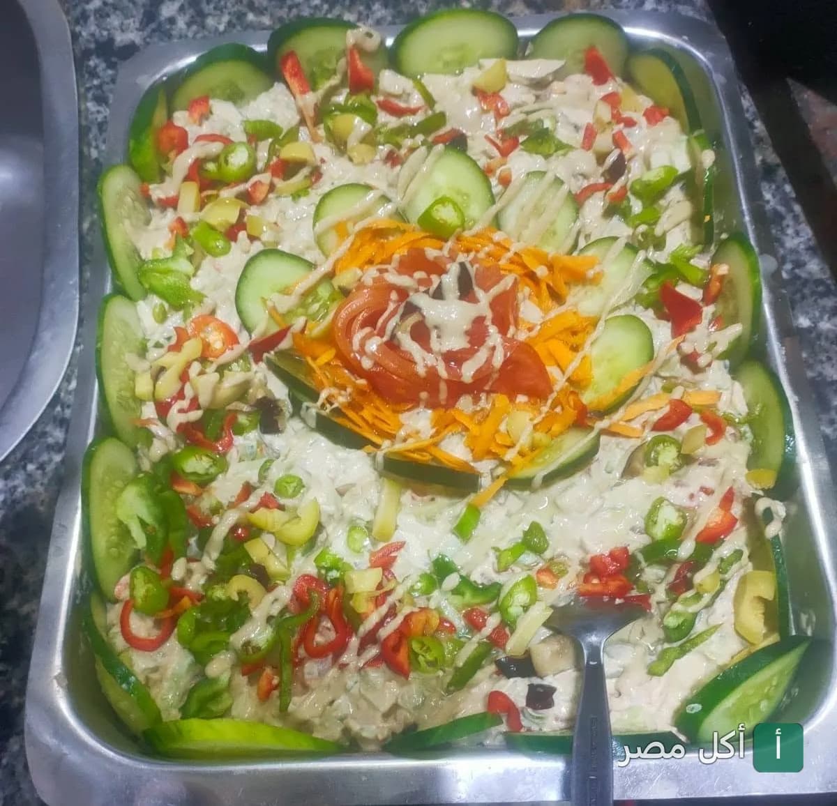 طبق سلطة شرقي غني بالخضروات الطازجة مثل الخيار والطماطم والفلفل الملون في مطعم الطيبين بإمبابة.