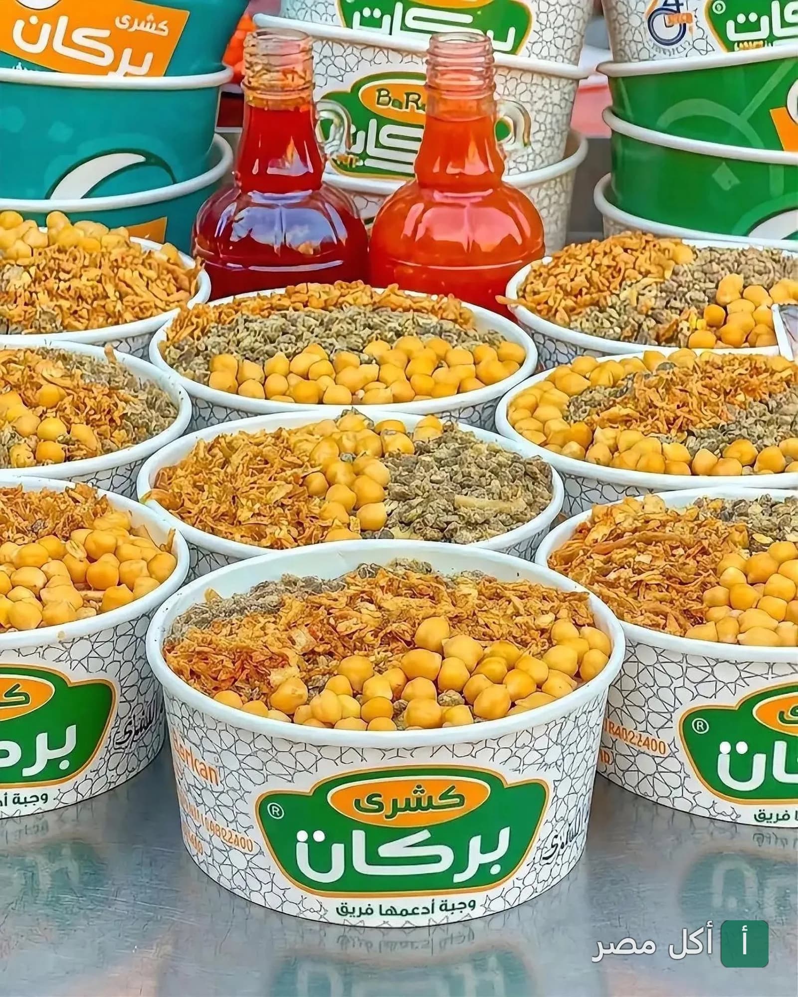 أطباق كشري في علب جاهزة مع زجاجات الصلصة في مطعم كشري الأمور بإمبابة.